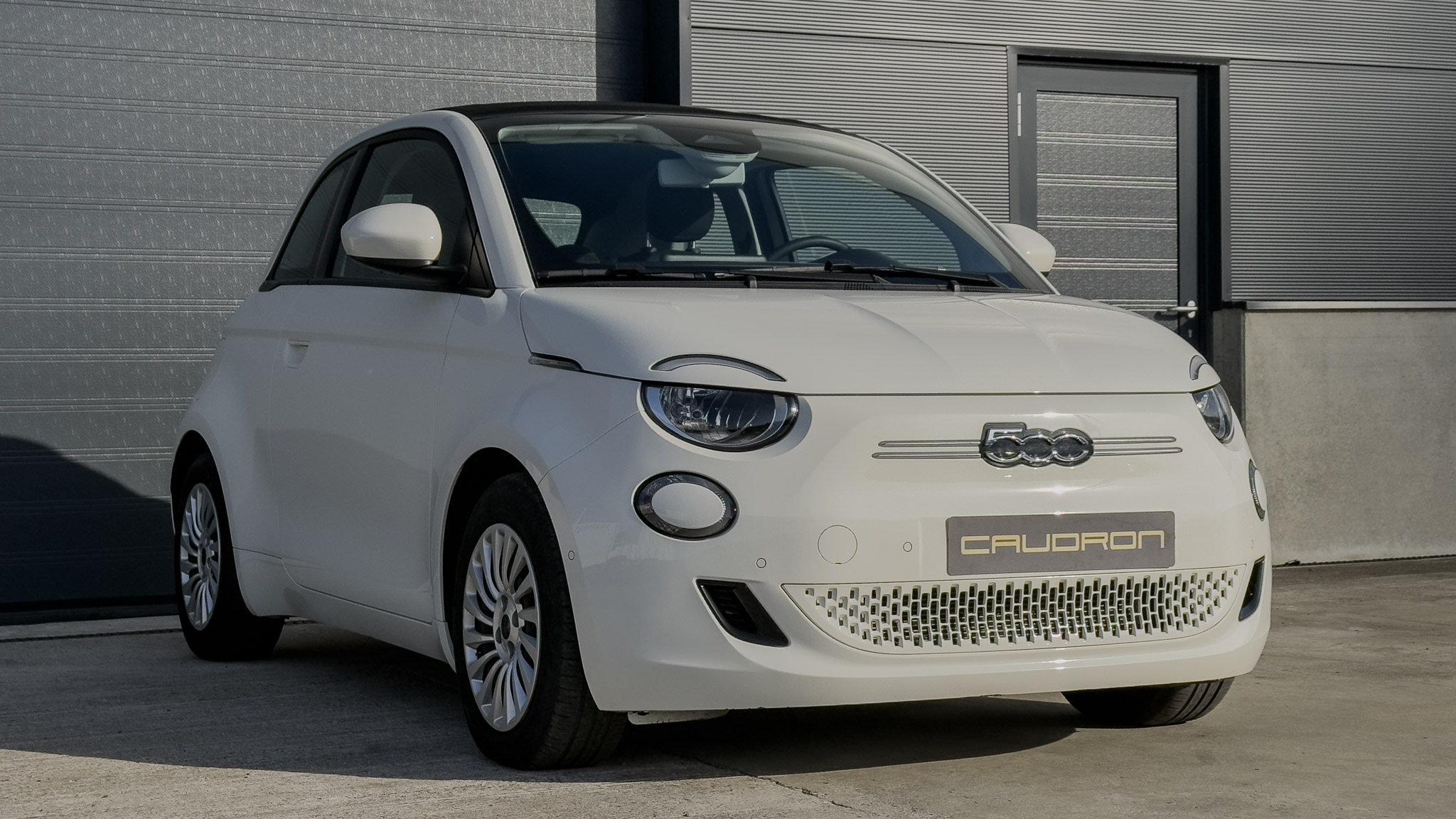 FIAT 500E Cabrio – 43 kWh Long Range / Camera / 10″ Touchscreen FIAT 500E Cabrio – 43 kWh Long Range / Camera / 10″ Touchscreen