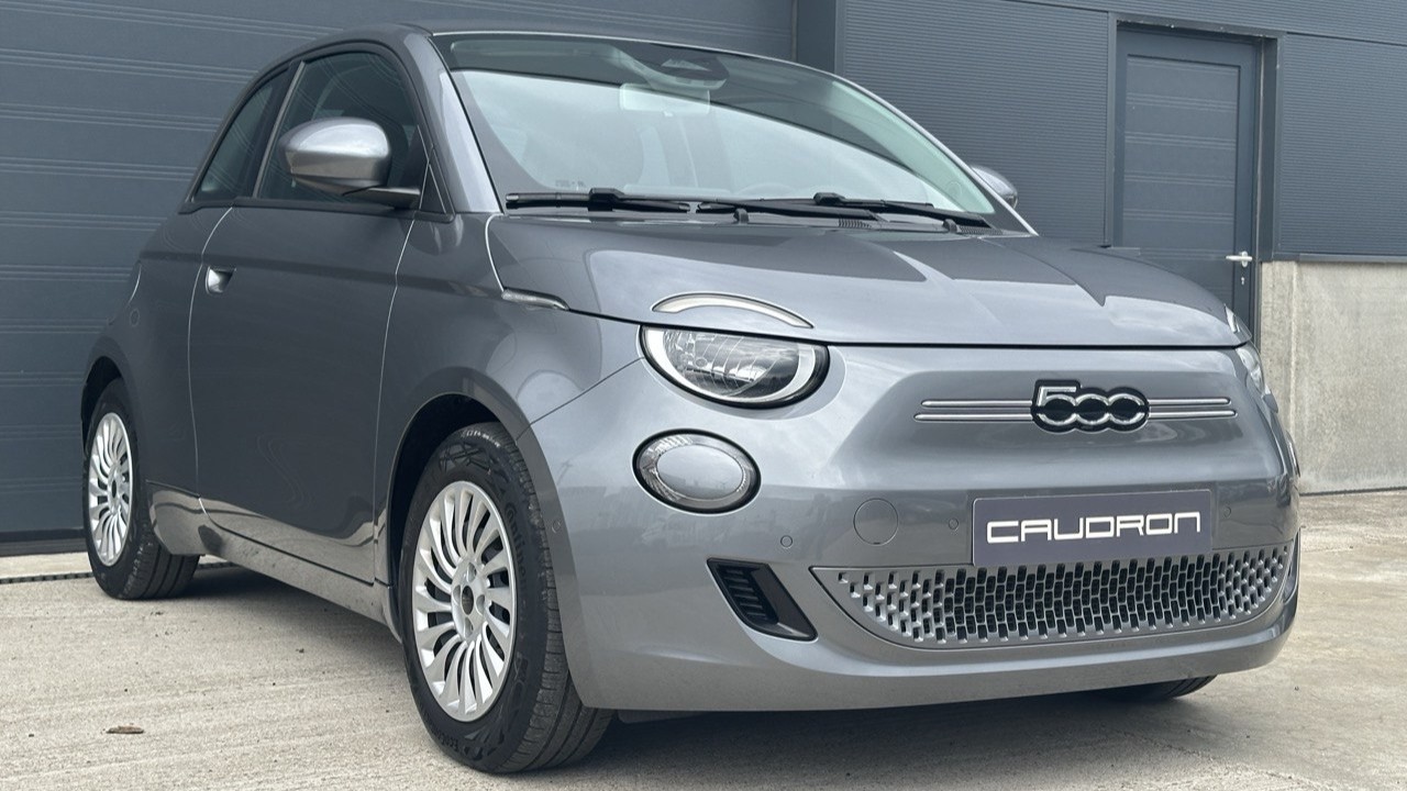 Fiat 500E Long Range / Carplay / CAMERA / 43 KWH / 10" TOUCHSCREEN Fiat 500E Long Range / Carplay / CAMERA / 43 KWH / 10″ TOUCHSCREEN