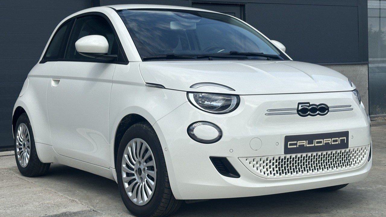 Fiat 500E Long Range / Carplay / CAMERA / 43 KWH / 10" TOUCHSCREEN Fiat 500E Long Range / Carplay / CAMERA / 43 KWH / 10″ TOUCHSCREEN