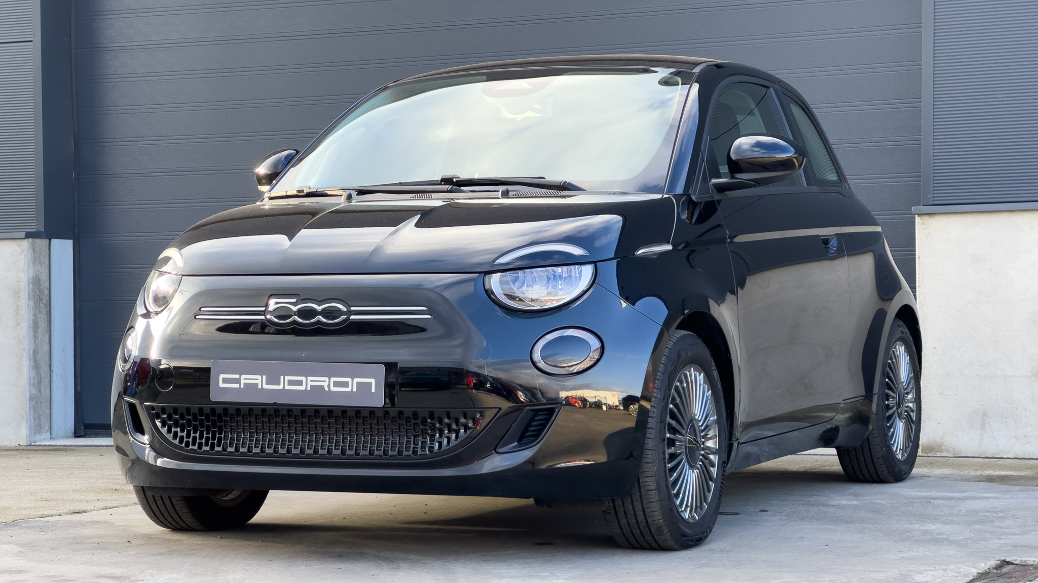 Fiat 500E Long Range / Carplay / 43 KWH / 10" TOUCHSCREEN / ALU Velgen Fiat 500E Long Range / Carplay / 43 KWH / 10″ TOUCHSCREEN / ALU Velgen