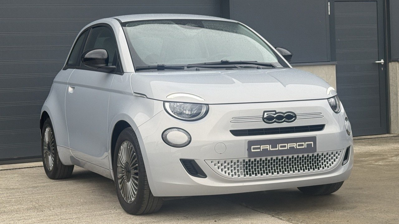 Fiat 500 1.0 Hybrid Icone 'FireFly' 2026 Licht BLauw / 10" touchscreen / Carplay / Alu Velgen / Nieuwstaat Fiat 500 1.0 Hybrid Icone ‘FireFly’ 2026 Licht BLauw / 10″ touchscreen / Carplay / Alu Velgen / Nieuwstaat